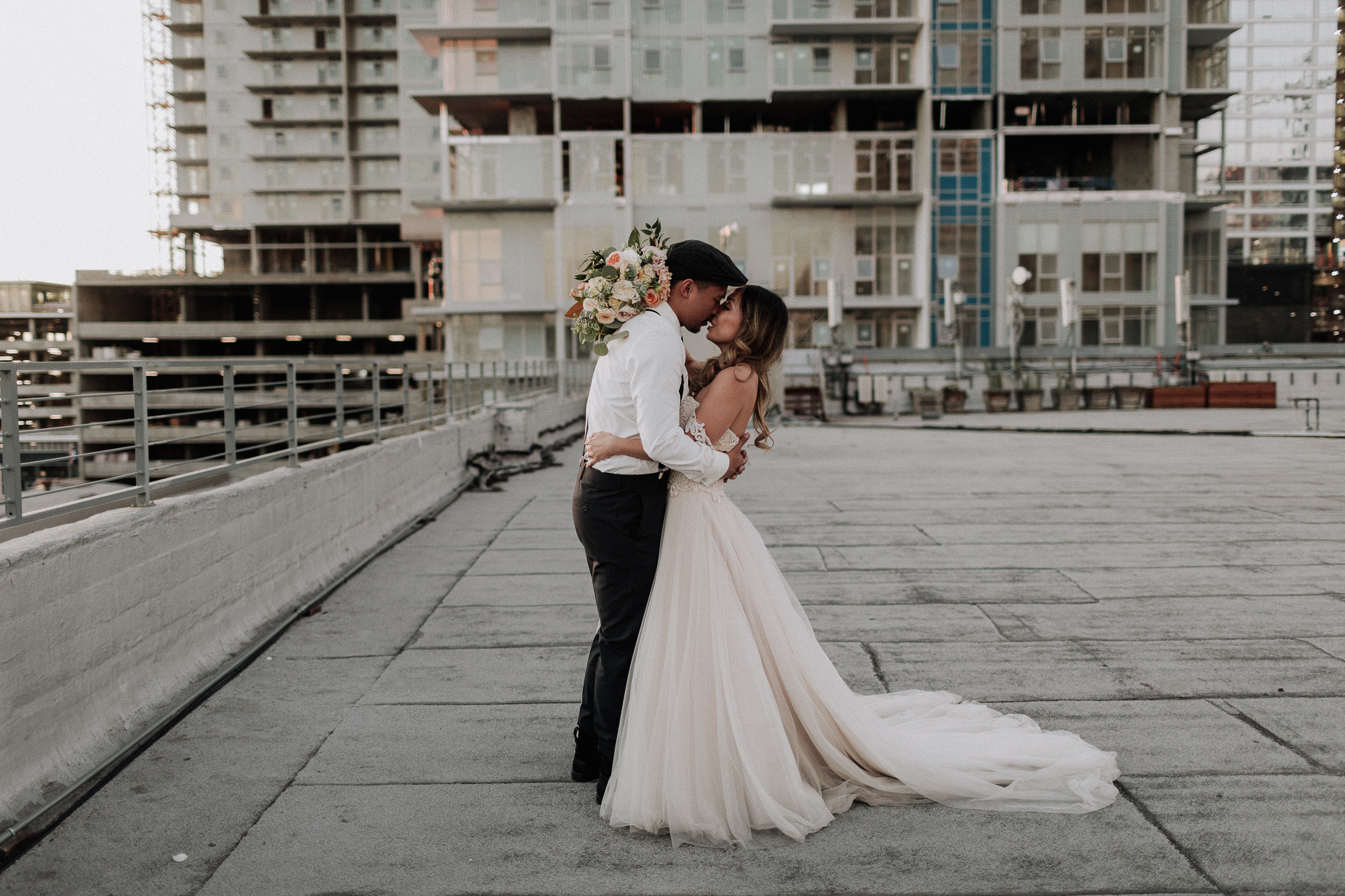 Gretchen Gause Photography | Los Angeles Hudson Loft Wedding #hudsonloft #laweddingphotographer #DTLA #weddingplanning #romanticwedding #rooftopwedding #weddingphotography #weddingdress #sunsetphotos