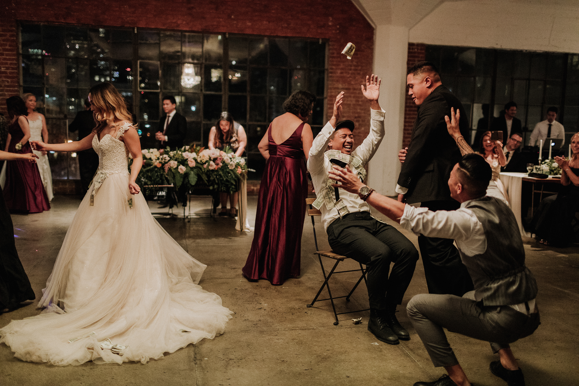 Gretchen Gause Photography | Los Angeles Hudson Loft Wedding #hudsonloft #laweddingphotographer #DTLA #weddingplanning #romanticwedding #rooftopwedding #weddingphotography #weddingdress #moneydance