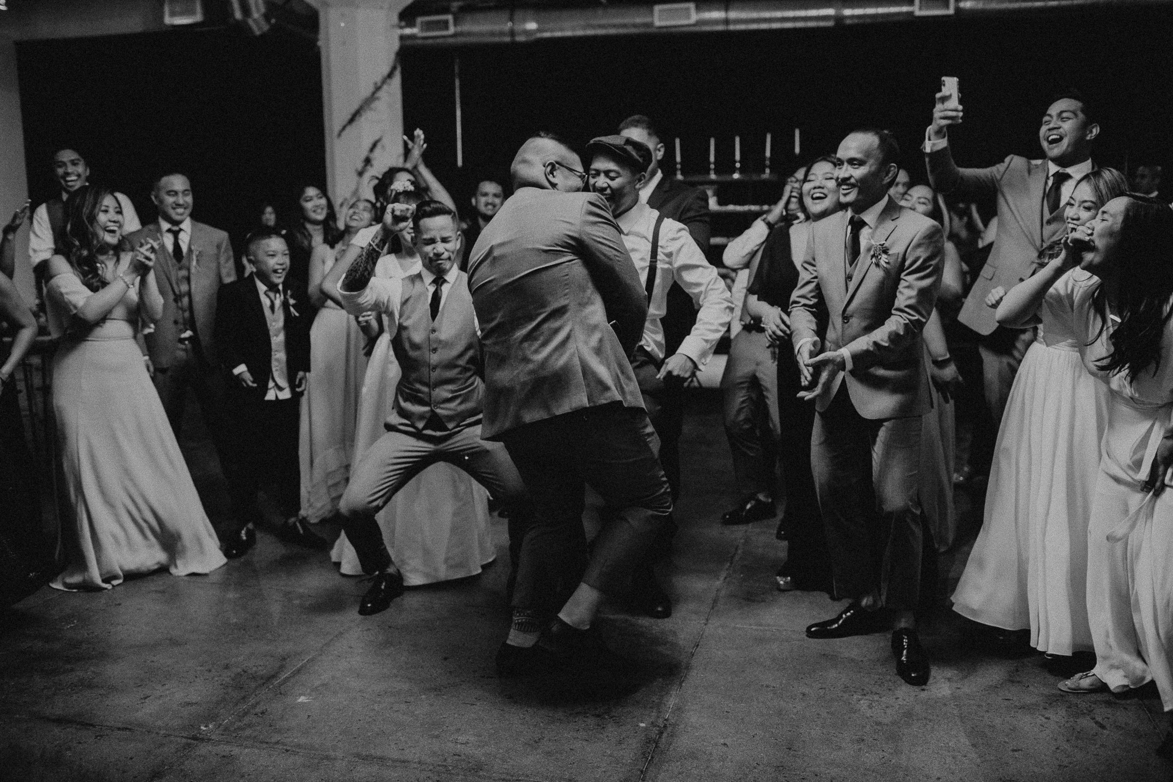 Gretchen Gause Photography | Los Angeles Hudson Loft Wedding #hudsonloft #laweddingphotographer #DTLA #weddingplanning #romanticwedding #rooftopwedding #weddingphotography #weddingdress #moneydance