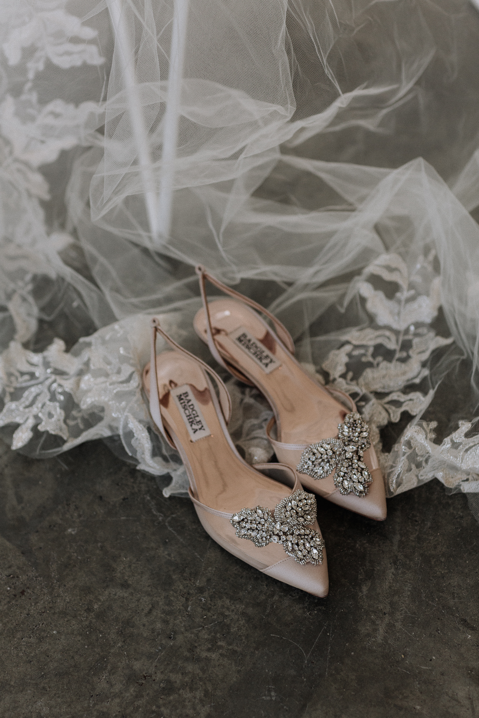 Gretchen Gause Photography | Los Angeles Hudson Loft Wedding #hudsonloft #laweddingphotographer #DTLA #weddingplanning #romanticwedding #rooftopwedding #weddingphotography #weddingdress #bridalshoes