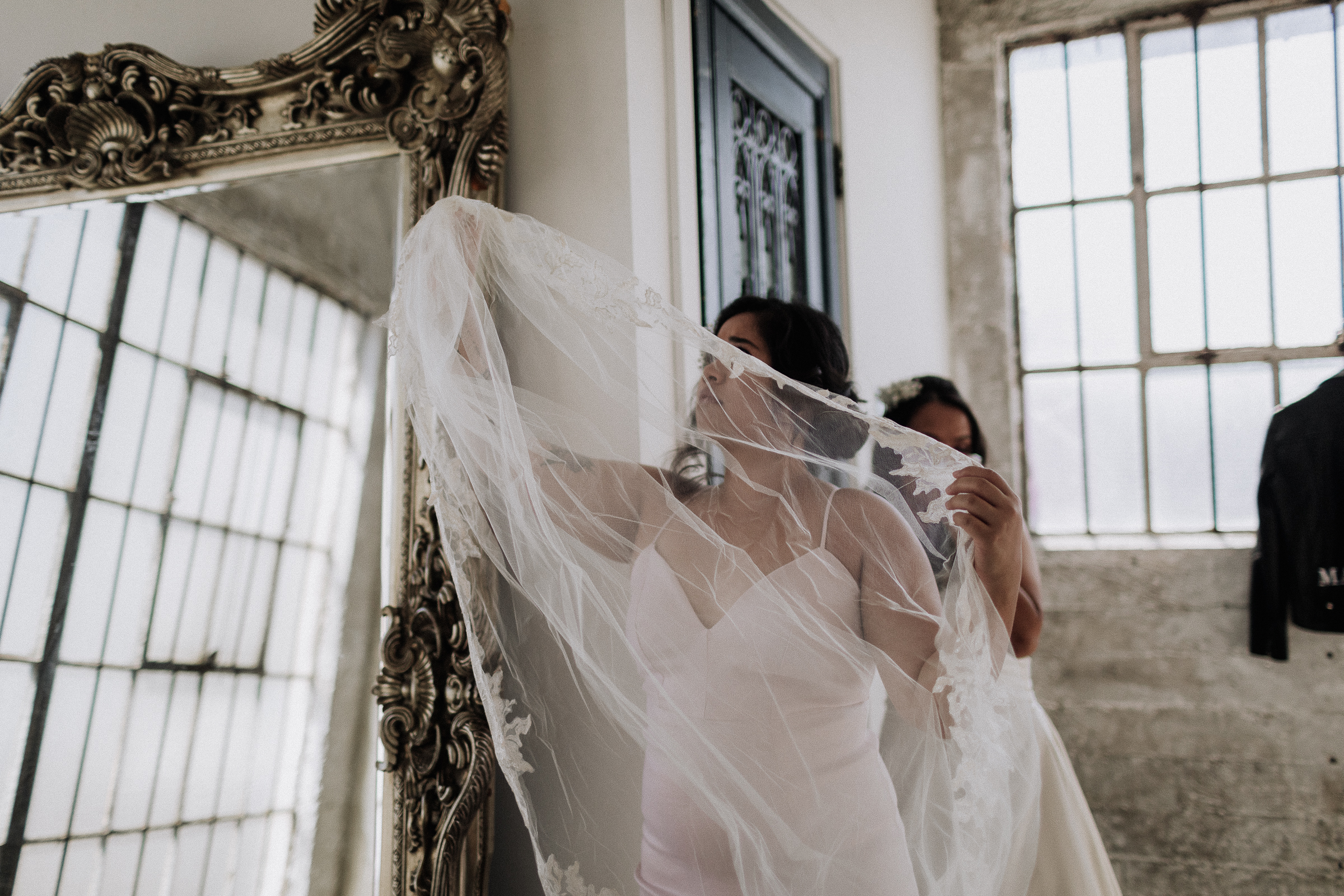 Gretchen Gause Photography | Los Angeles Hudson Loft Wedding #hudsonloft #laweddingphotographer #DTLA #weddingplanning #romanticwedding #rooftopwedding #weddingphotography #weddingdress #veils