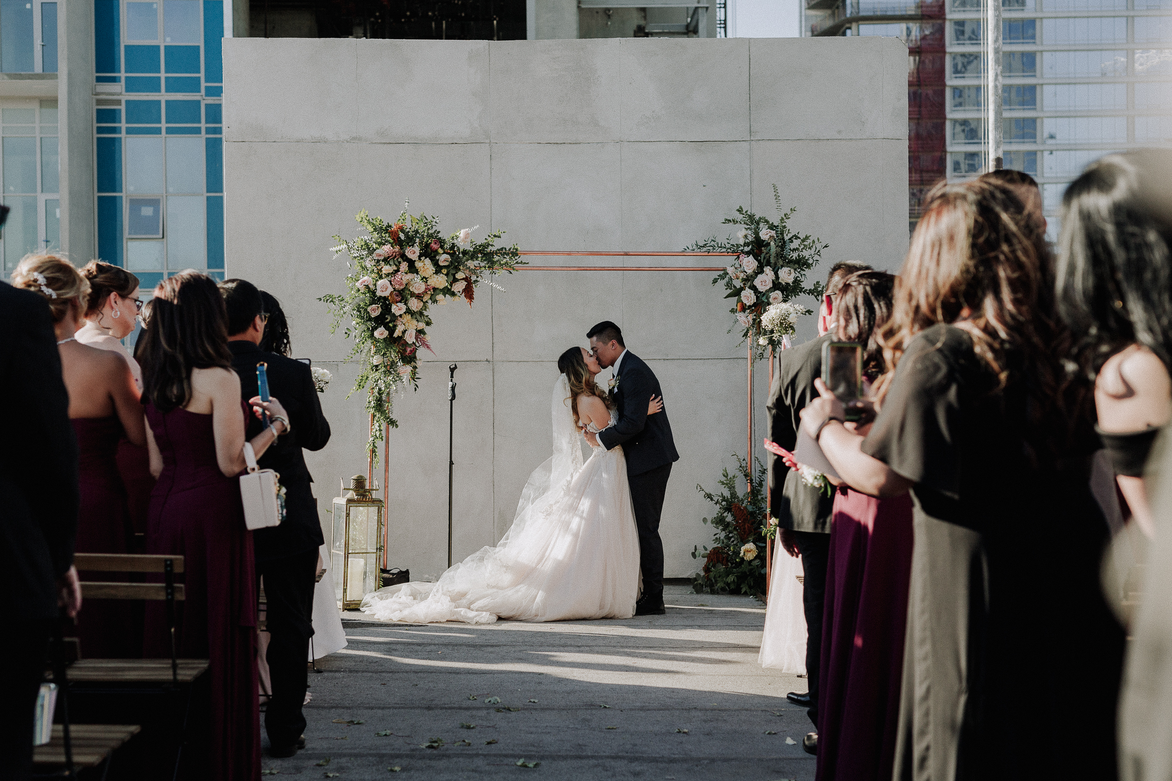 Gretchen Gause Photography | Los Angeles Hudson Loft Wedding #hudsonloft #laweddingphotographer #DTLA #weddingplanning #romanticwedding #rooftopwedding #weddingphotography #weddingdress #firstkiss